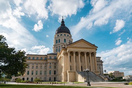 1024px-Kansas_State_Capitol_in_Topeka_(44441302334).jpg