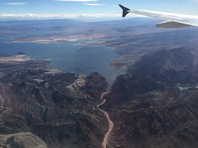 512px-2015-11-03_11_05_41_View_southeast_down_Boulder_Watch_and_Lake_Mead,_Nevada_from_an_airp...jpg