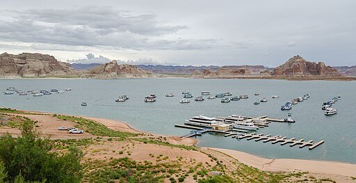 512px-Lake_Powell_with_Marina_2013.jpg