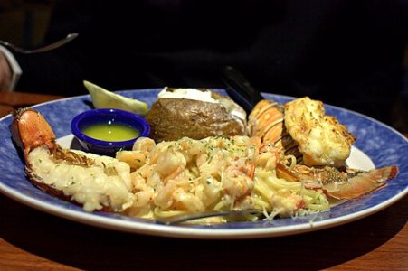 512px-Red_lobster_lobsterfest_trio_(6983708341).jpg