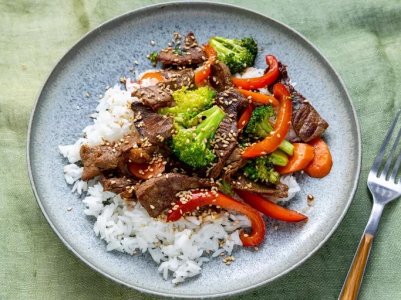228823-quick-beef-stir-fry-DDMFS-4x3-1f79b031d3134f02ac27d79e967dfef5 2.jpeg