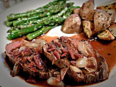 429931-beef-tenderloin-with-roasted-shallots-RESIDAE-4x3-1-1e26d50bbfe94f89b465288cbb37e0e2.jpeg