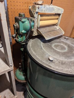old-manual-washing-machine-with-wringer-v0-6m3eyysi4iid1.jpg