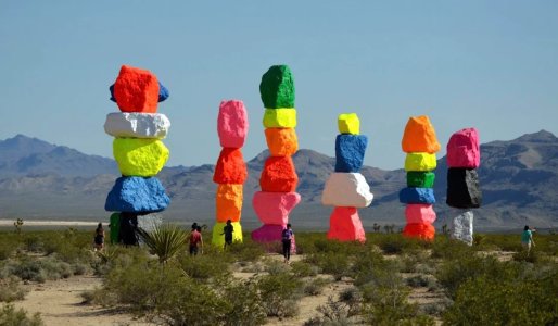 shitty-art-seven-magic-mountains-outside-of-las-vegas-3-5-v0-u230yoccpcy91.jpeg