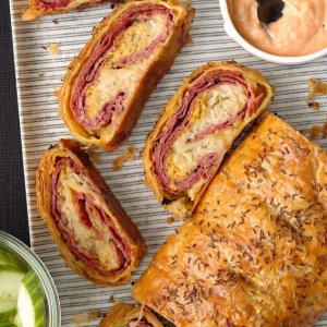 Reuben-Puff-Pastry-Stromboli_EXPS_HCA21_232851_B10_15_9b-1.jpg